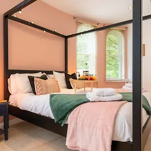  Apartment 3-bedroom Lower Ground Flat In Town Centre